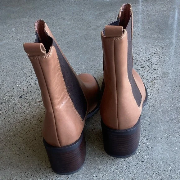 Alias Mae Leather Chelsea Boot with Heel — excellent